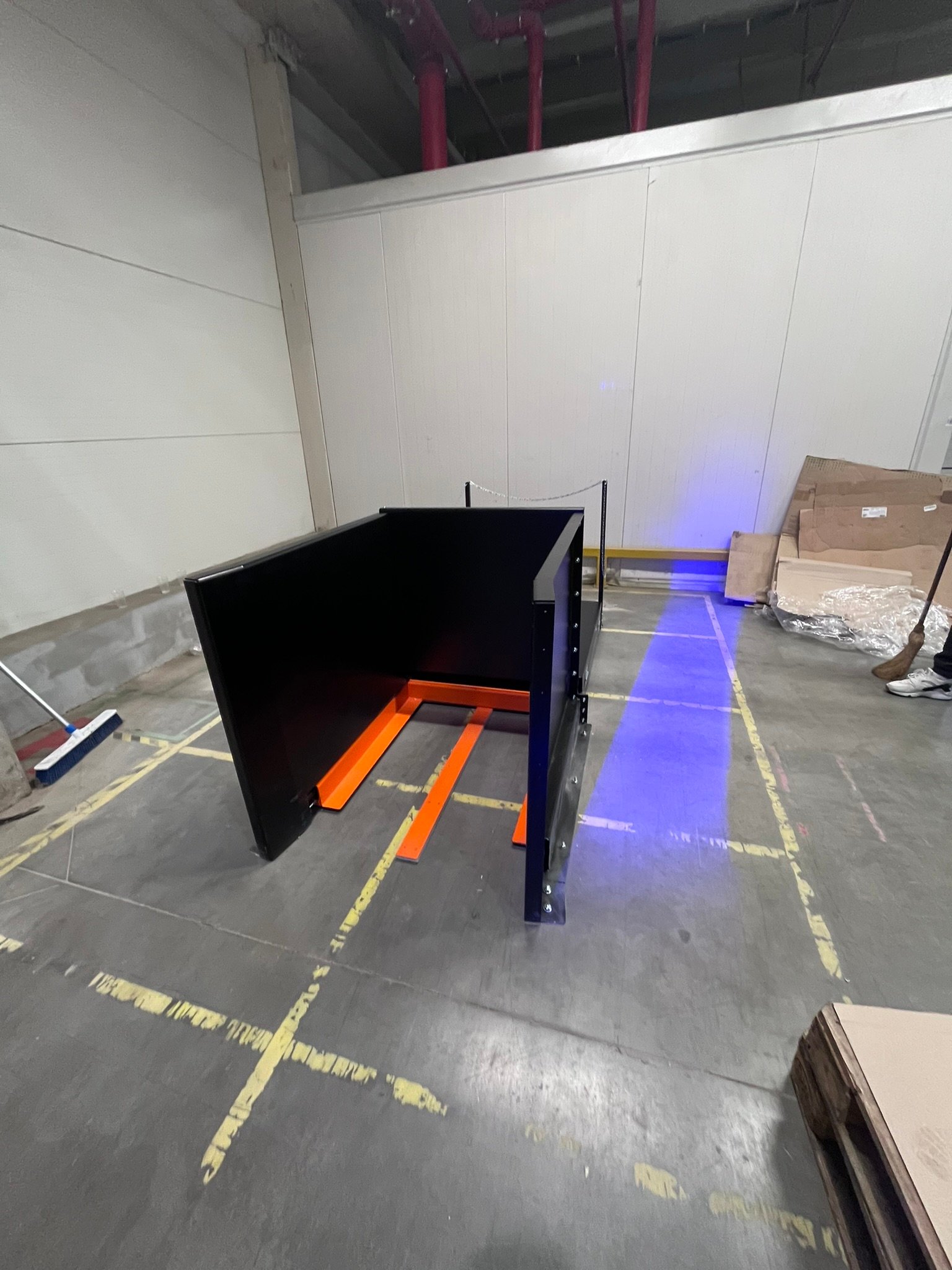 Instalacija mašine za zamenu paleta u proizvodnom pogonu